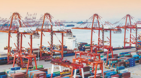 广大劳动模范和先进工作者充分发挥示范带头作用,不断丰富劳模精神的时代内涵,激励广大劳动群众争做新时代的奋斗者,推动全社会形成尊重劳动、劳动光荣的良好风尚。