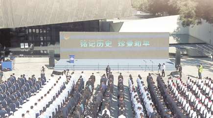 在艰苦卓绝的抗日战争中,中华儿女为国家生存而战、为民族复兴而战、为人类正义而战,社会动员之广泛,民族觉醒之深刻,战斗意志之顽强,必胜信念之坚定,都达到了空前的高度。白山黑水间,茫茫林海中,东北抗日联军在中国共产党领导下,长期与凶恶敌人斗争,用鲜血和生命谱写了壮丽篇章。