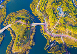 深秋时节,河北省海兴县秋意浓浓、层林尽染、秋色斑斓,景色宜人。近年来,当地聚焦“空气清新、环境清洁、水质清澈、居住清静、满目青翠”城区建设目标,为居民打造宜居宜业宜游的绿色生态空间。