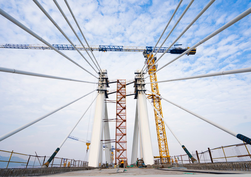 福厦高铁作为我国首条跨海高铁,全长277.42公里,是东南沿海高速铁路的重要通道。建成通车后,对于促进东南沿海城市群快速发展具有重要意义。