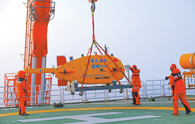 历经1.4万海里、79天的风浪考验,中国第十二次北极科学考察队圆满完成了任务。日前,随着“雪龙2”号科考船缓缓停靠上海国内基地码头,科考队成员邵刚连日来紧绷着的神经也逐渐放松。