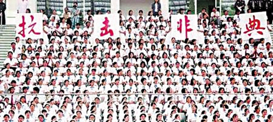 面对突如其来的非典疫情,在党中央坚强领导下,全国人民以空前的团结和高昂的斗志,打响了一场防治疫病的人民战争,形成了抗击非典精神,取得了抗击非典阶段性重大胜利。