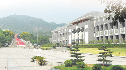 崇高的思想境界,是红岩精神的本质属性,体现了共产党人坚忍不拔的革命意志、坚守不移的民族大义、海纳百川的宽广胸怀。