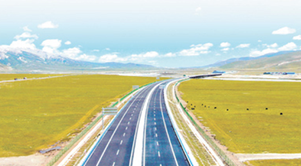 “60年来,在建设和养护公路的过程中,形成和发扬了一不怕苦、二不怕死,顽强拼搏、甘当路石,军民一家、民族团结的‘两路’精神。”2014年,习近平总书记就川藏、青藏公路通车60周年作出重要批示,要求进一步弘扬“两路”精神,助推西藏发展。